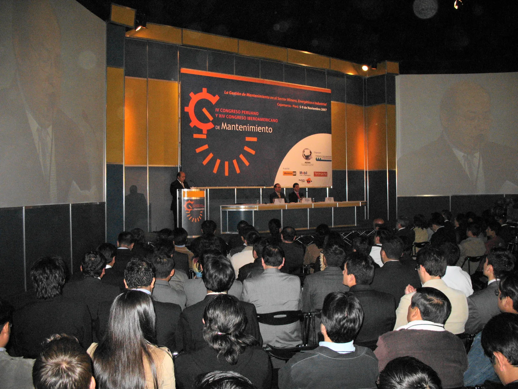 Auditorio y escenario de un congreso organizado por AEMA