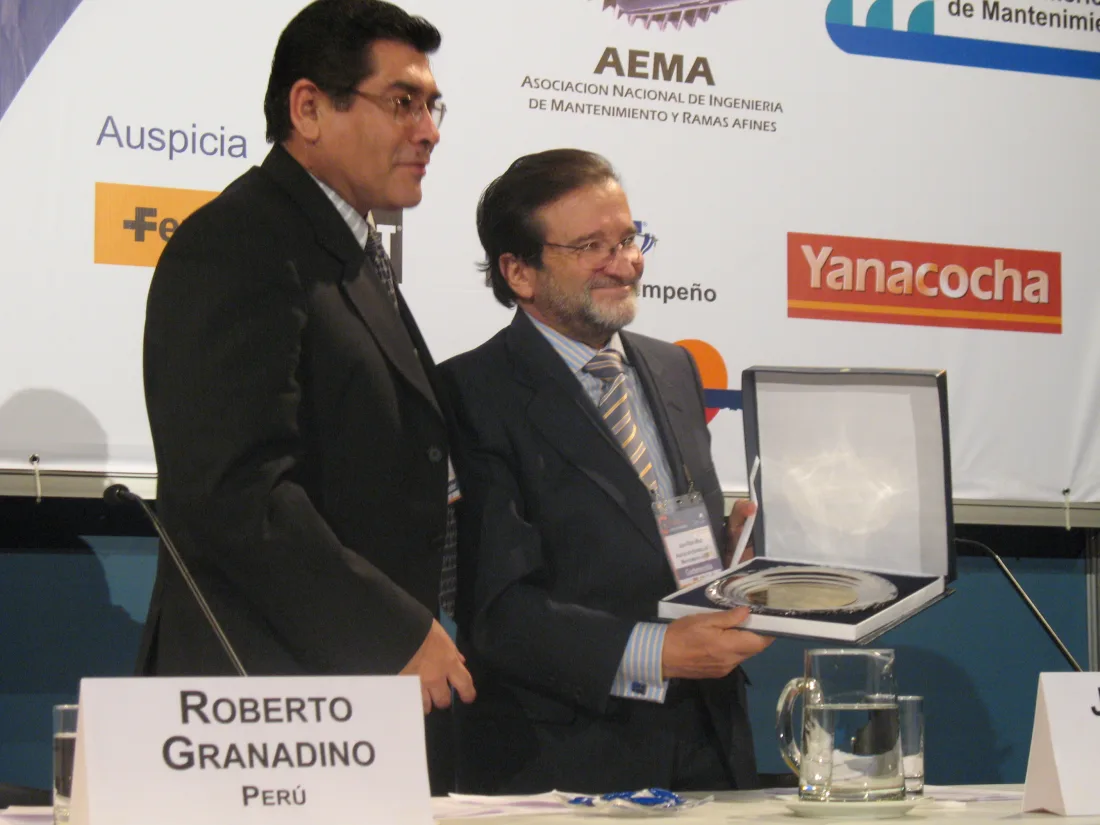 Ceremonia de reconocimiento durante un encuentro de AEMA